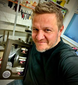 Kluci a holky, dáme SOUTĚŽ 🤩 Už máte pro někoho koupenou moji krabku? 🎄 Nemáte? Tak vám jednu dám - s dobrým pivem z...